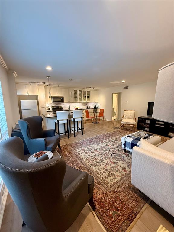 Royal Lane Condos 5800 - Residential