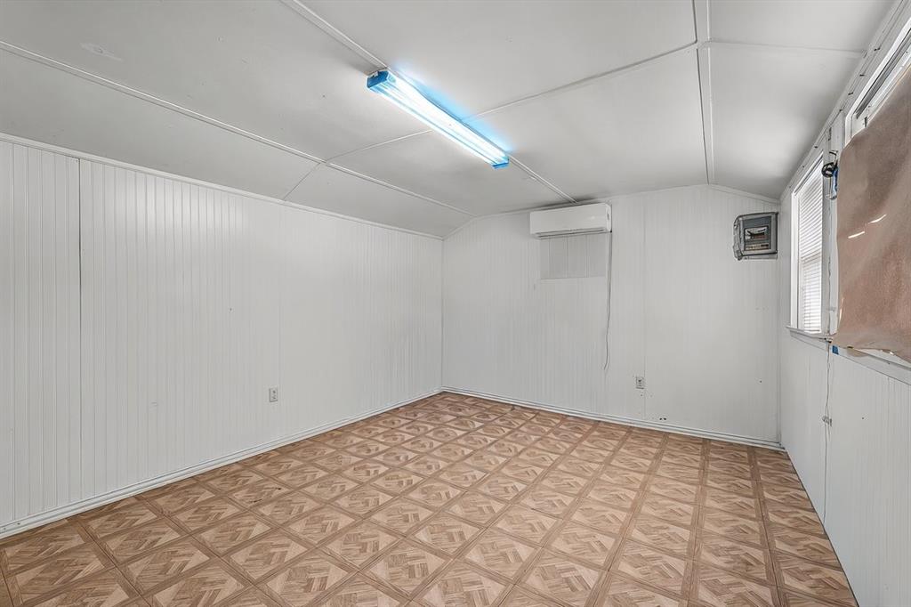 LESTERS SUBDIVISION LOT B - Residential Income