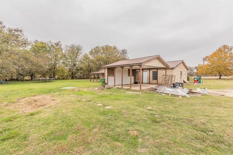 A home in Maypearl