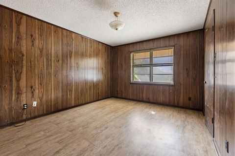 Tiny photo for 211 Whitehouse Road, Ennis, TX 75119 (MLS # 21098450)