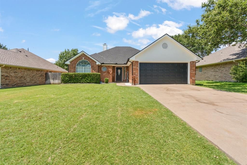 Photo of 1404 Hyde Park Boulevard, Cleburne, TX 76033 (MLS # 21150427)