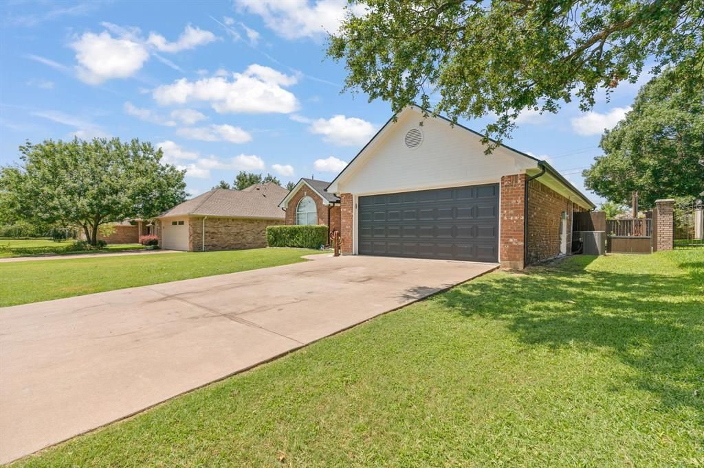 Photo of 1404 Hyde Park Boulevard, Cleburne, TX 76033 (MLS # 21150427)