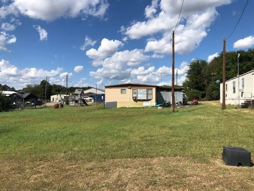 Land with no Restrictions, Come live in one of Hood County’s most desirable and fastest-growing towns! Located just outside the city limits, this property is perfect for retirement or family living. The area offers excellent schools, new shopping centers, modern hospitals, private golf courses, and so much more.
Enjoy strolling through historic Downtown Granbury, boating on beautiful Lake Granbury, watching a movie under the stars at the drive-in theater, and easy access to nearby towns for shopping, dining, and entertainment.
The property includes an older 3-bedroom, 2-bath mobile home with an open floor plan connecting the kitchen and living room. The home measures approximately 29x49 and is in need of updates, making it an ideal opportunity to customize to your taste. The land features four septic tanks, and a survey is available.
Don’t miss your chance to own this property at land value and make it your own today!