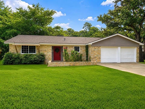 Photo of 3300 Woodthrush Lane, Denton, TX 76209 (MLS # 21303107)