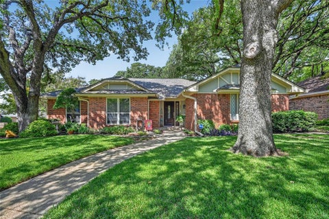 Photo of 2021 Iron Horse Court, Arlington, TX 76017 (MLS # 21393786)