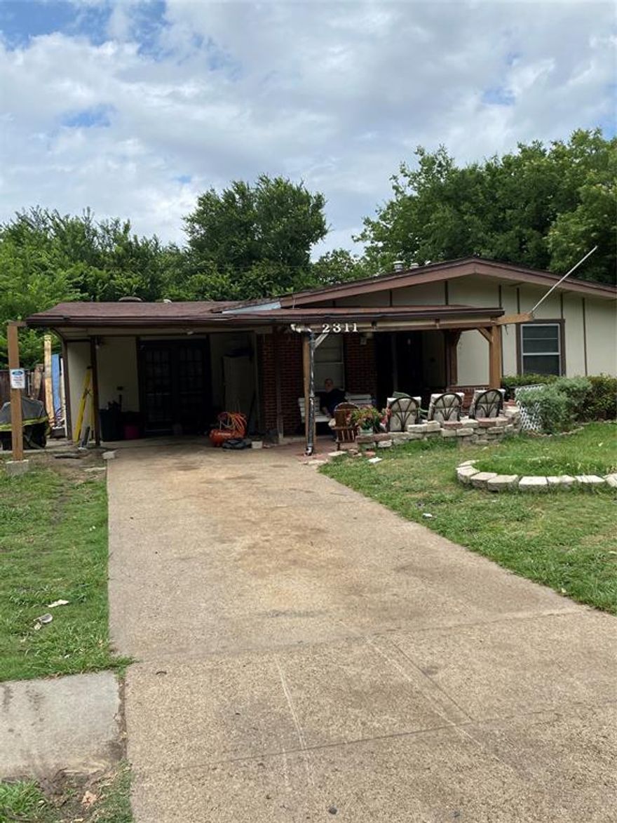 Great investment property as this property will require repairs on inside and out - Minutes from Arlington Entertainment District, major freeways, and DFW Airport. Property being sold as is with no repairs, Price reflects condition. Contact Greg Messer for appts as seller has dogs on property and needs time to move offsite.  Expect this property to go fast!
** Seller is wanting a quick close