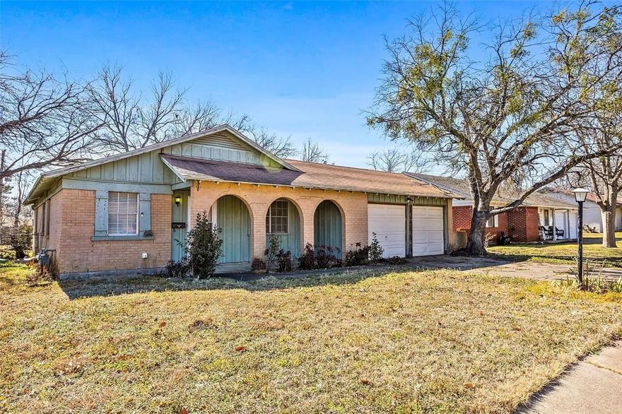 Seller Finance Deal in Crowley, TX!
Looking for a home but not quite ready for a traditional loan? This could be the perfect fit!
- Price: $220,000
- Monthly Payment: $1,900
- Down Payment: $20,000
- Future Purchase Price: $175,000 at 6th year

It gives you a flexible path to buying without perfect credit upfront, and you can purchase the home at a discounted price after 6 years.
Owner Finance opportunities don't last long!