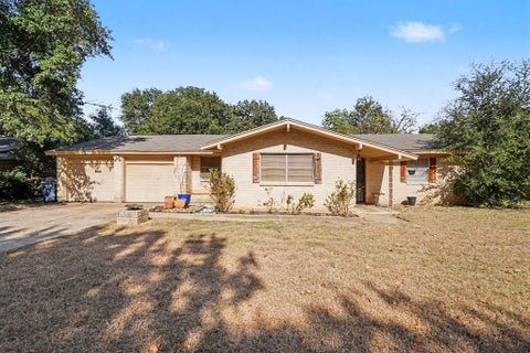 Photo of 1553 Montclair Drive, Fort Worth, TX 76103 (MLS # 21356831)