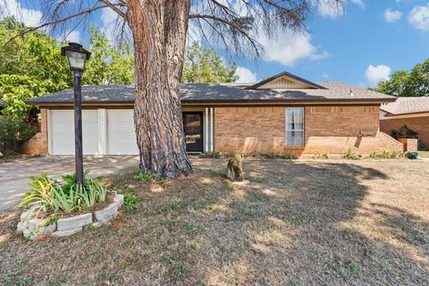 A home in Crowley