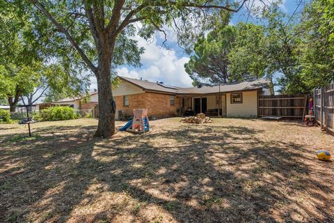 A home in Crowley