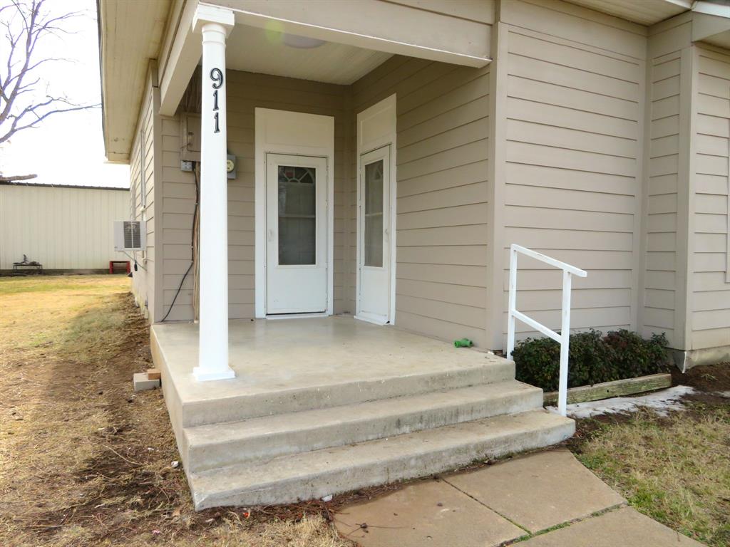 911 W Liveoak Street