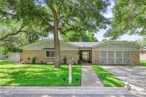 Photo of 2402 Bonita Street, Brownwood, TX 76801 (MLS # 21298941)