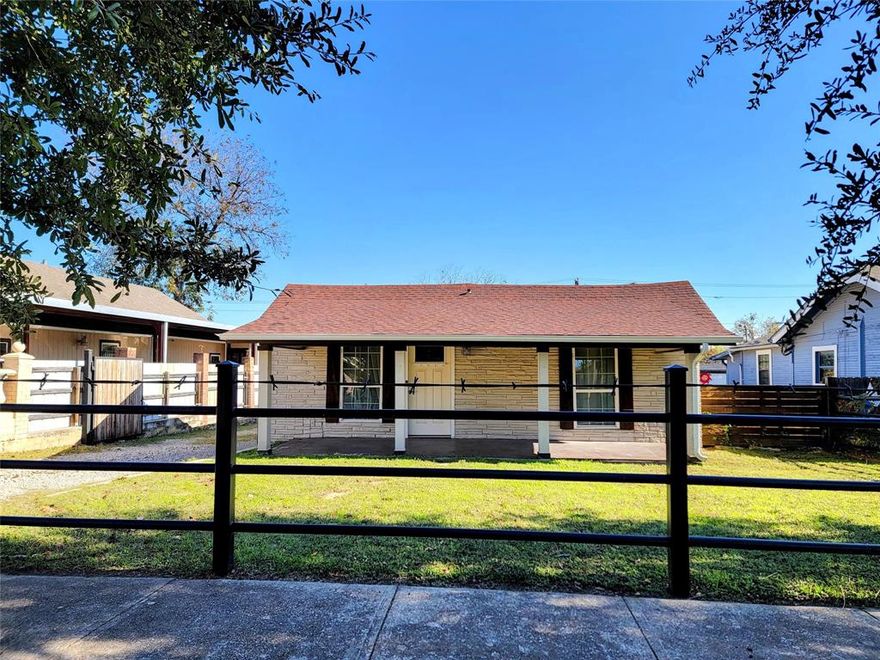 Nice and charm mid-1920s home!  in the heart of Fort Worth’s historic Northside District. Just minutes from the vibrant Stockyards Entertainment District. Open-concept layout. 2 bedrooms 1 full bath. Ironcast front fence. Large back yard. This beauty won't last long. Please come and show.
