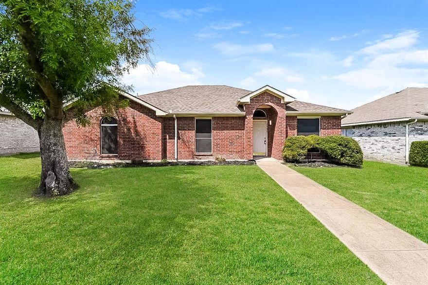 Adorable home ready for move in! This home offer 3 bedroom and 2 bathrooms located in beautiful place. In addition, this home features laminated floors, a modern kitchen with updated cabinets and offer plenty of counterspace. Home has 2 car garage. The private, fenced in backyard, is perfect for pets or for enjoying gorgeous days outdoors. This Home won’t last long. Apply today!