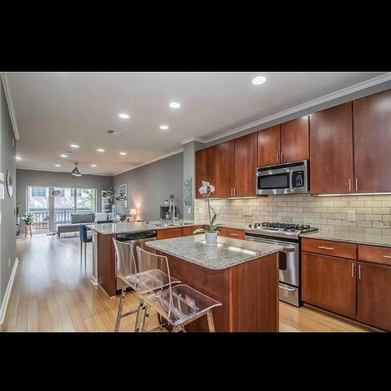 4319 Bowser Avenue 105