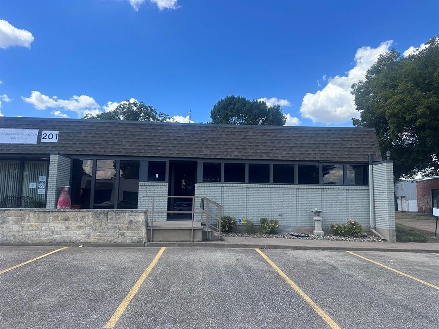 Retail, office, salon and medical use building perfect for your business venture. 2nd gen medical space includes 6 offices (3 with sinks), nurses station or kitchenette plus reception area and bathroom. All utilities except internet are included.

Landlord is planning to add new paint and flooring upon approved Tenant.