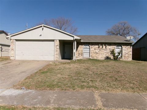Photo of 1426 Independence Trail, Grand Prairie, TX 75052 (MLS # 21177477)