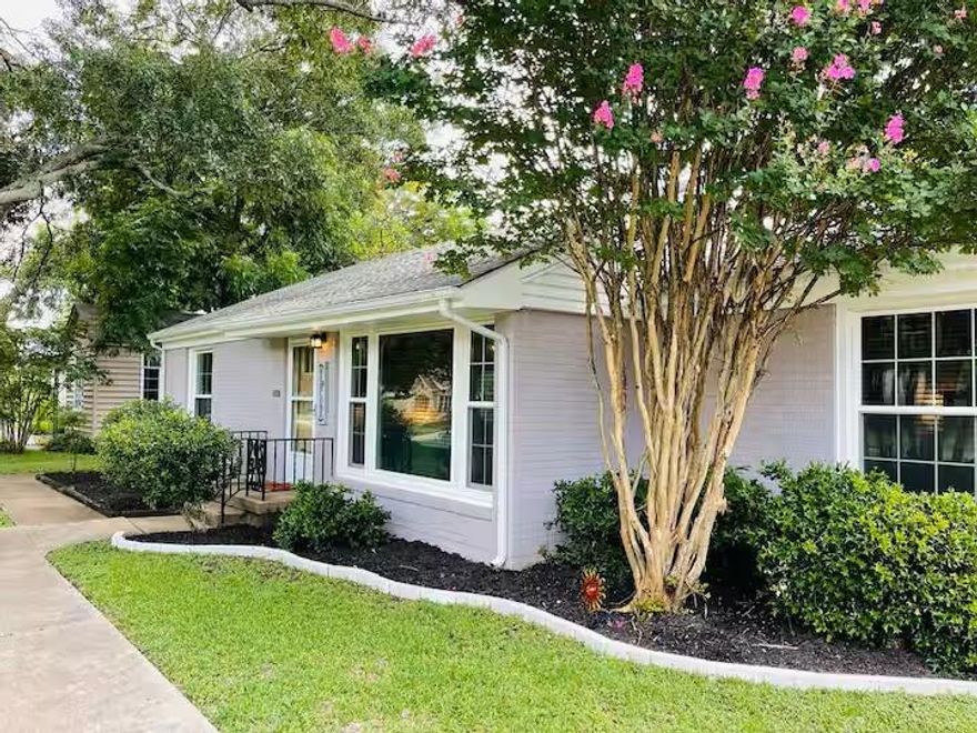 Charming 3-bedroom, 2-bathroom home for rent in the Westcliff South Hills neighborhood, ideally located near TCU and major amenities.
Abundant natural light and a quiet, family-friendly street enhance the appeal. Includes washer, dryer, fridge! Don't miss this rare rental in one of Fort Worth's most sought-after areas!