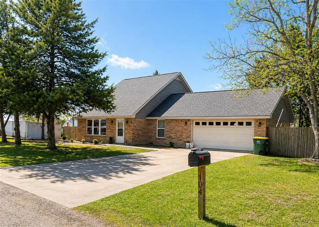 Photo of 104 Cedar Creek Drive, Groesbeck, TX 76642 (MLS # 21252073)