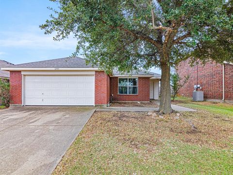 Photo of 1201 Vicksburg Drive, Ennis, TX 75119 (MLS # 21252466)