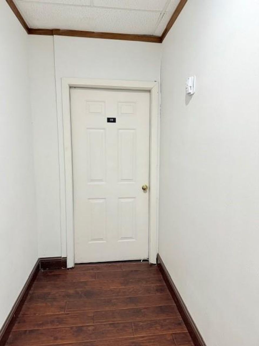 Professional 500 Sq Ft Office Space – Clean & Functional

Well-maintained 500 sq ft private office space ideal for a small business, solo professional, or satellite office. Features an open layout with neutral finishes.

Features:

500 sq ft of usable office space

Private entrance

Bright, clean interior with neutral finishes

Ideal for one to three users

Great for consultants, therapists, or remote teams

Convenient location with easy client access