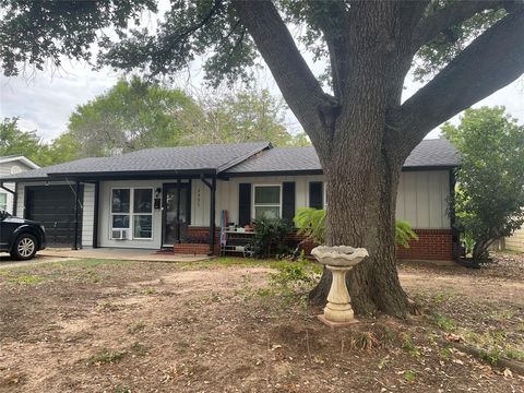 1931 Dennis Street Irving TX 75062