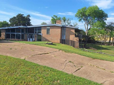 Photo of 2415 Skyline Drive, Irving, TX 75038 (MLS # 21341591)