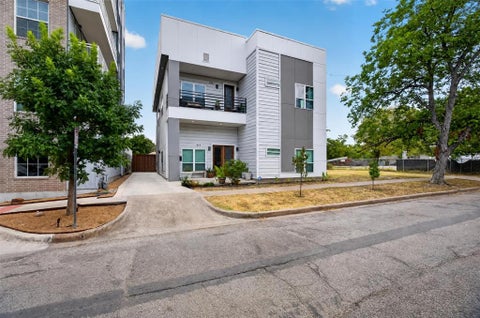 Photo of 416 W 10th Street, Dallas, TX 75208 (MLS # 21367306)