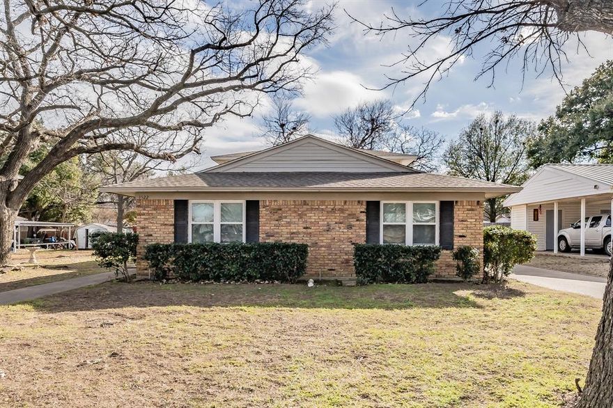 This excellent duplex offers a cozy and inviting space with 2 bedrooms and 1.5 baths. Recently updated with fresh interior paint. Hard surface flooring throughout, this home is both stylish and low-maintenance.
Spacious yard with mature trees, perfect for relaxing or entertaining.
Plenty of natural light to brighten every room.
Prime location close to everything Arlington has to offer. Bonus: Owner pays water
Don’t miss out on this wonderful opportunity.