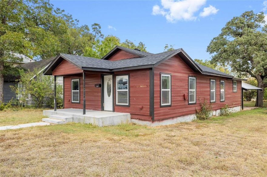 Charming corner lot home in a well-established and desirable neighborhood. Recently updated with a modern farmhouse style, this home features an open floor plan with plenty of natural light from large windows throughout. The kitchen includes a gas range and flows seamlessly into the living and dining areas, making it ideal for entertaining.
Interior highlights include updated fixtures, vinyl flooring throughout, walk-in shower, upgraded sheetrock, spray foam insulation, and new windows. The electrical and plumbing systems have been completely updated. A 2021 HVAC system was installed both inside and out, providing efficient comfort year-round.
The spacious covered back patio offers flexibility as an outdoor living area or as a rear carport. The backyard is generously sized, perfect for gatherings or gardening. Exterior improvements include a 2022 stamped concrete patio with an awning, a newly poured front porch and sidewalk, and a brand new roof installed in 2025.
Location is ideal with easy walking distance to grocery stores, restaurants, banks, and popular Coggin Park.