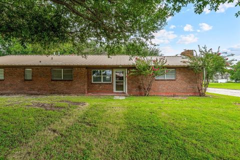 1201 N Holland Street De Leon TX 76444