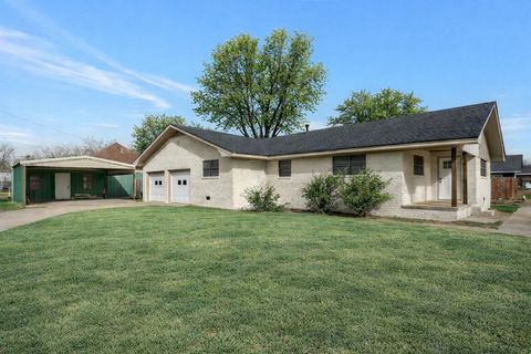 411 N 5th Avenue Munday TX 76371