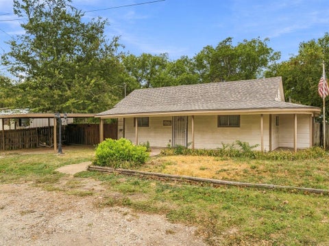 Photo of 207 N Oneil Street, Alvord, TX 76225 (MLS # 21403467)