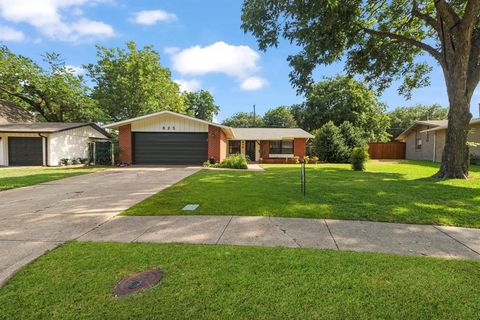 Photo of 825 Brentwood Lane, Richardson, TX 75080 (MLS # 21250344)