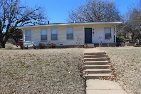 Photo of 1224 S Lamar Street, Weatherford, TX 76086 (MLS # 21194343)