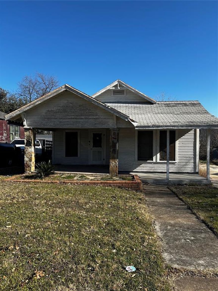 OFFERED as a 50 x 130 ft home site with a primary focus on its land value, located in East Dallas, Mount Auburn subdivision. Property is surrounded by new construction homes. The existing structure may require significant reconstruction or be deemed a tear down.  Property to be sold in its current condition, with no repairs undertaken, and is being presented on an As-Is basis. The seller will not be responsible for any repairs or improvements. No survey available. Prospective buyers will need to conduct their own survey to assess the boundaries and characteristics of the land. 

NOTE There is an increasing number of new home construction in the vicinity. Property presents an opportunity to invest in this rapidly developing East Dallas neighborhood.