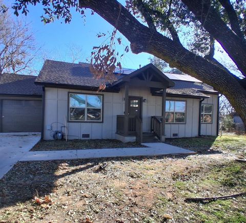 Photo of 814 Chestnut Street, Bonham, TX 75418 (MLS # 21165447)