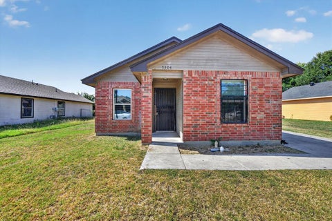 Photo of 5304 Carol Avenue, Fort Worth, TX 76105 (MLS # 21394070)
