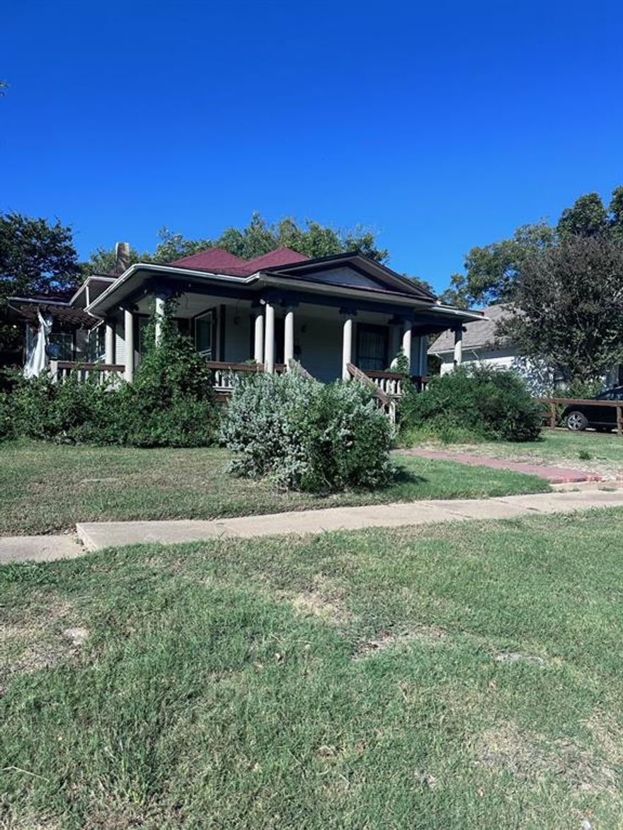 THIS HOME IS SO AWESOME AND AMAZING. TONS OF REALLY GREAT  VINTAGE FEATURES. LARGE WRAP AROUND PORCH WITH PORCH SWING FOR THOSE COOL EVENINGS TO ENJOY THE OUTDOORS.  THIS HOME IS LOCATED NEAR AUSTIN COLLEGE IN A MATURE AND ESTABLISHED NEIGHBORHOOD WITH EASY ACCESS TO ALL OF SHERMAN'S DOWNTOWN AMENITIES AS WELL AS SHOPPING AND DINING LOCATIONS AND SCHOOLS.
THIS HOMES COMES WITH ALL THE FURNISHINGS CURRENTLY IN THE HOME  INCLUDING ALL APPLICANCES AND FURNITURE.