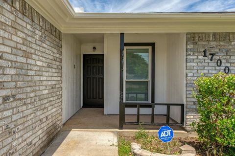 Photo of 1700 Willow Vale Drive, Fort Worth, TX 76134 (MLS # 21246031)