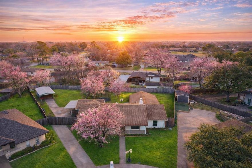 PARKING FOR DAYS! TOTALLY REMODELED, FLAWLESS, 4 BEDROOM, 3 BATHROOM HOME ON A HUMONGOUS PROPERTY IN A SERENE CUL-DE-SAC! Truly, the pictures speak for themselves. This home is ready for your family, and it can be used in a myriad of ways. The backyard grass is sprawling, the interior space is truly breathtaking, fully remodeled with modern upgrades and custom drywall finishes, all under a lovely terra cotta roof that will last till the cows come home. If it was good enough for ancient Europe, it's good enough for this amazing hidden gem WITHIN WALKING DISTANCE FROM CITY LAKE PARK AND PASCHALL PARK, nestled among mature trees and a tight-knit community.