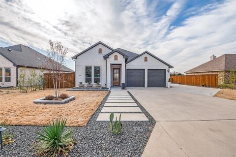 Photo of 307 Highland Avenue, Red Oak, TX 75154 (MLS # 21330390)
