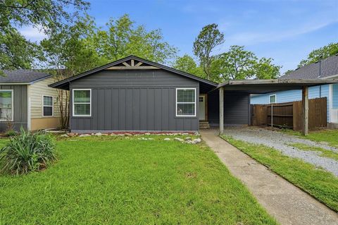Photo of 204 N Holly Avenue, Sherman, TX 75092 (MLS # 21256939)