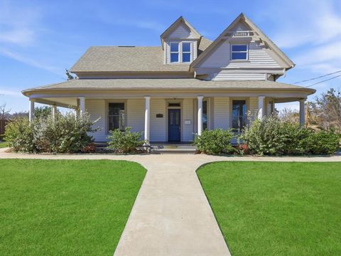 Photo of 1401 Arp Street, Commerce, TX 75428 (MLS # 21154017)