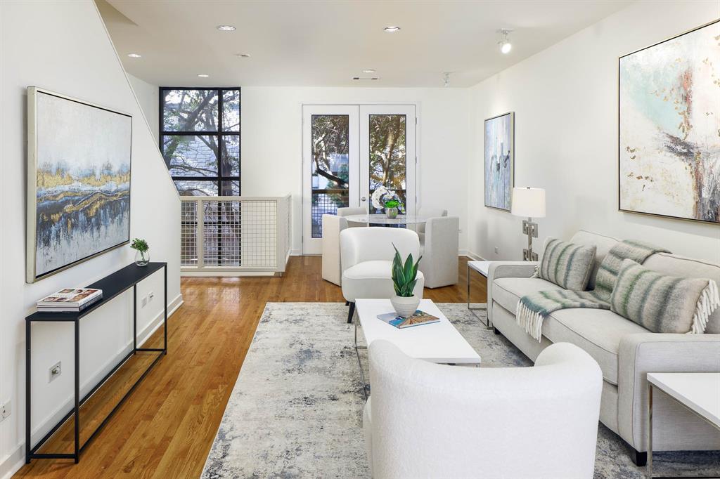 2910 Woodside Street