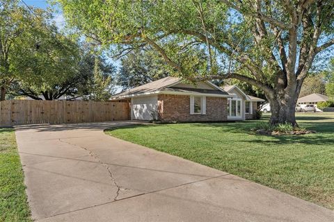 Tiny photo for 606 Lyndon Drive, Woodway, TX 76712 (MLS # 21091605)