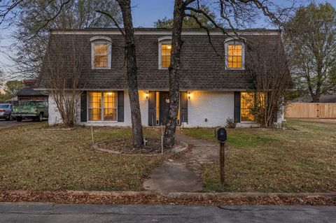 Photo of 3935 Dawn Drive, Paris, TX 75462 (MLS # 21132283)