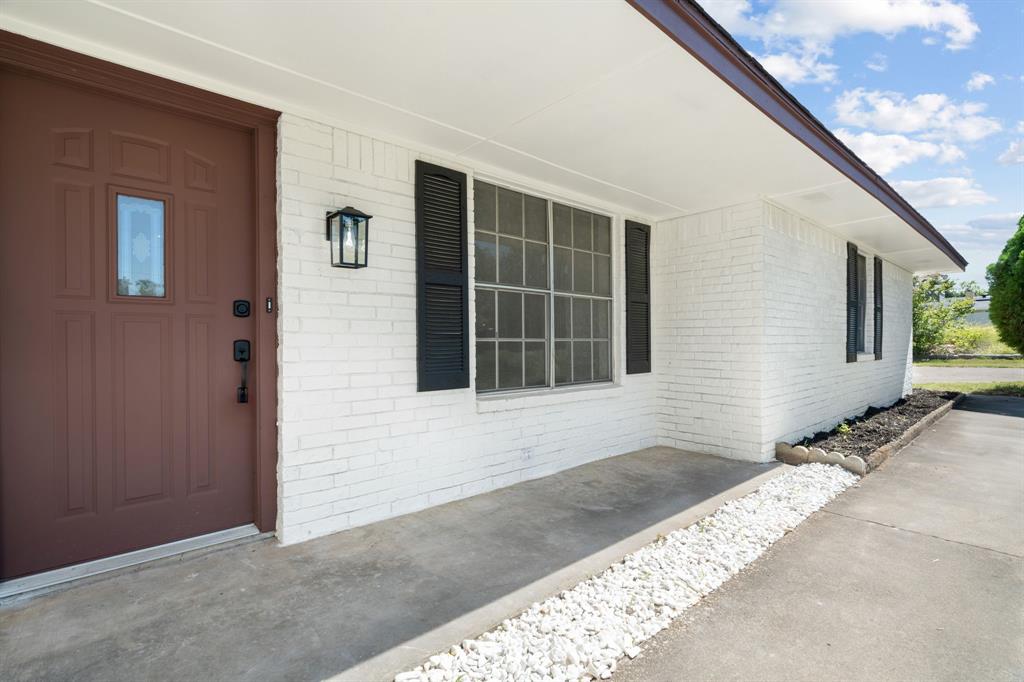 102 Lakecrest Place