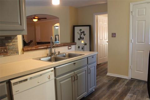 Tiny photo for 5010 El Sol Street, Dallas, TX 75236 (MLS # 21101739)