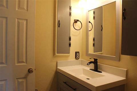 Tiny photo for 5010 El Sol Street, Dallas, TX 75236 (MLS # 21101739)